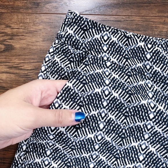 Joie • Merci shorts geometric patterned black white print silk linen chevron - Picture 8 of 11